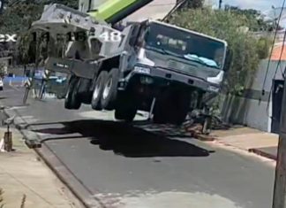Vídeo Registra o Momento em que Guindaste Cai Sobre Residências em Uberlândia Vídeo Registra o Momento em que Guindaste Cai Sobre Residências em Uberlândia