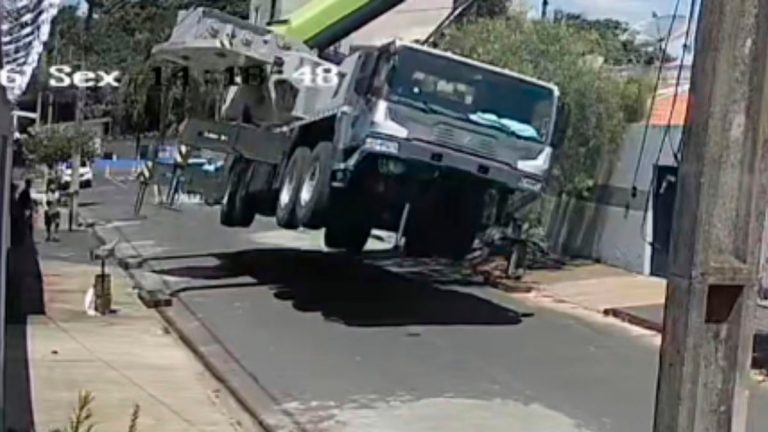 Vídeo Registra o Momento em que Guindaste Cai Sobre Residências em Uberlândia