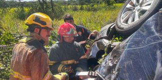 Acidente fatal na BR-251 em Unaí: Mulher morta e crianças resgatadas das ferragens Acidente na BR-251 em Unaí com carro capotado e resgate