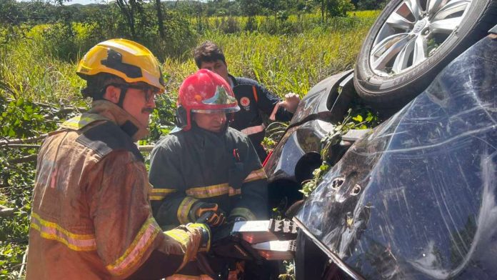 Acidente na BR-251 em Unaí com carro capotado e resgate