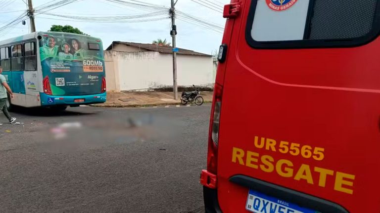 Motociclista gravemente ferido em colisão com ônibus em Uberlândia