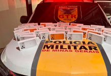 Meio milhão em iPhones 17: PRF apreende carga de luxo na BR-153 Mesa da delegacia com dezenas de caixas de iPhone 17 Pro Max enfileiradas após apreensão pela Polícia Militar Rodoviária.