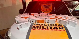 Meio milhão em iPhones 17: PRF apreende carga de luxo na BR-153 Mesa da delegacia com dezenas de caixas de iPhone 17 Pro Max enfileiradas após apreensão pela Polícia Militar Rodoviária.