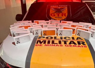 Meio milhão em iPhones 17: PRF apreende carga de luxo na BR-153 Mesa da delegacia com dezenas de caixas de iPhone 17 Pro Max enfileiradas após apreensão pela Polícia Militar Rodoviária.