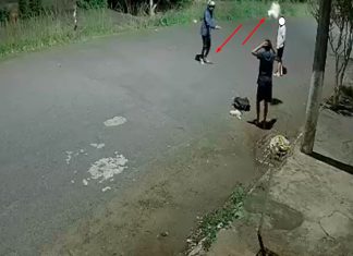 Revolta na fuga: bandido desconta raiva em flores após tentativa de roubo frustrada Captura de tela de câmera de segurança mostrando um assaltante de capacete chutando um buquê de flores no chão enquanto vítimas se afastam