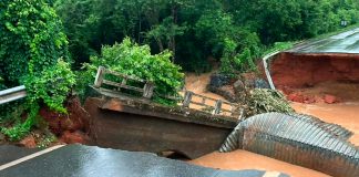 Rompimento de bueiro abre cratera gigante e fecha pista da MGC-251 Trecho da rodovia MGC-251 em Dom Bosco totalmente bloqueado com cones e galhos devido a uma grande cratera aberta no asfalto