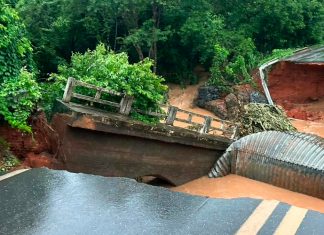 Rompimento de bueiro abre cratera gigante e fecha pista da MGC-251 Trecho da rodovia MGC-251 em Dom Bosco totalmente bloqueado com cones e galhos devido a uma grande cratera aberta no asfalto