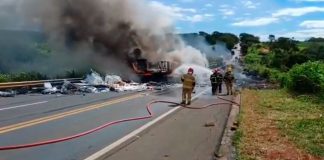 Acidente entre caminhões na BR-365 resulta em explosão e duas mortes Acidente entre caminhões na BR-365 com explosão e incêndio