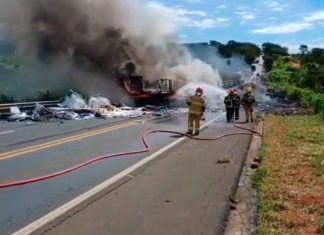 Acidente entre caminhões na BR-365 resulta em explosão e duas mortes Acidente entre caminhões na BR-365 com explosão e incêndio
