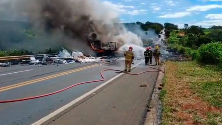 Acidente entre caminhões na BR-365 com explosão e incêndio