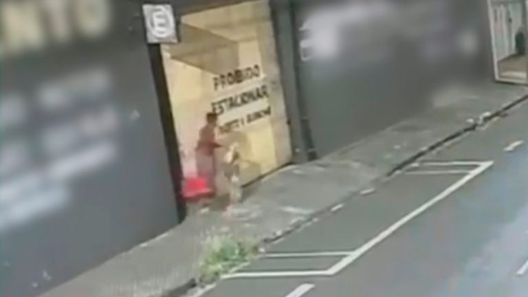Imagem da oficina invadida em Uberlândia com ferramentas furtadas