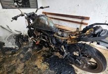 Moto de R$ 27 mil incendeia espontaneamente em garagem em Uberlândia Motocicleta em chamas dentro de uma garagem
