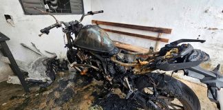 Moto de R$ 27 mil incendeia espontaneamente em garagem em Uberlândia Motocicleta em chamas dentro de uma garagem
