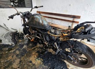 Moto de R$ 27 mil incendeia espontaneamente em garagem em Uberlândia Motocicleta em chamas dentro de uma garagem