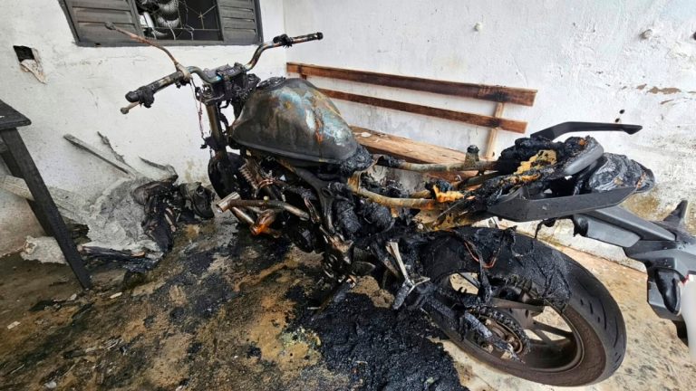 Motocicleta em chamas dentro de uma garagem