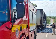 Incêndio Destrói Carreta Carregada com Cerveja na BR-153, Próximo ao Prata Carreta de cerveja destruída por incêndio na BR-153