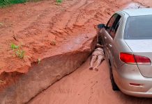 Homem é resgatado após passar a noite preso debaixo de carro em estrada rural Resgate de homem preso sob carro na zona rural