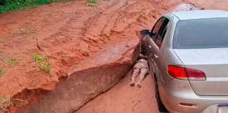 Homem é resgatado após passar a noite preso debaixo de carro em estrada rural Resgate de homem preso sob carro na zona rural