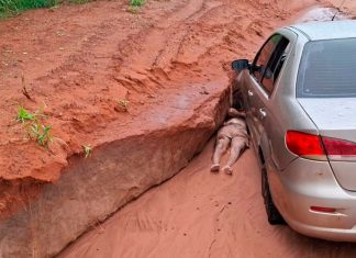 Homem é resgatado após passar a noite preso debaixo de carro em estrada rural Resgate de homem preso sob carro na zona rural