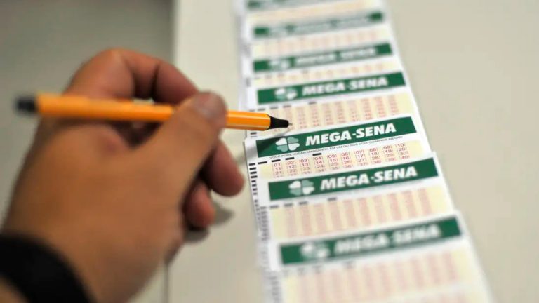 Volante de aposta da Mega-Sena com as dezenas sorteadas do concurso 2964 e dinheiro ao fundo.