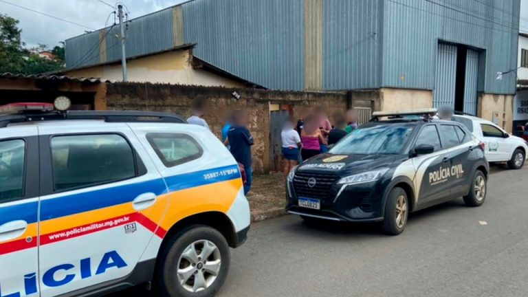 Viatura da Polícia Militar de Minas Gerais parada em frente a uma residência durante atendimento de ocorrência policial à noite