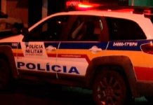 Homicídio no Shopping Park: homem morre esfaqueado e esposa assume autoria Viatura da Polícia Militar de Minas Gerais com o giroflex ligado parada em uma rua durante atendimento de ocorrência.