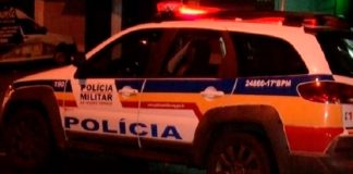 Homicídio no Shopping Park: homem morre esfaqueado e esposa assume autoria Viatura da Polícia Militar de Minas Gerais com o giroflex ligado parada em uma rua durante atendimento de ocorrência.