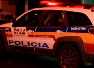 Homicídio no Shopping Park: homem morre esfaqueado e esposa assume autoria Viatura da Polícia Militar de Minas Gerais com o giroflex ligado parada em uma rua durante atendimento de ocorrência.