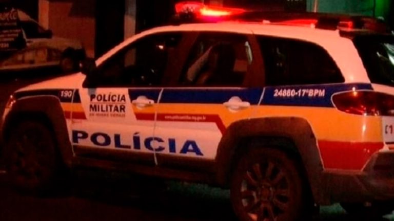 Viatura da Polícia Militar de Minas Gerais com o giroflex ligado parada em uma rua durante atendimento de ocorrência.