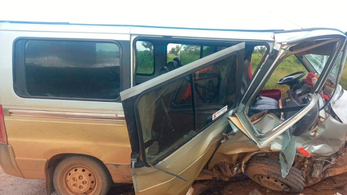 Acidente entre van e carro na BR-354 em Rio Paranaíba