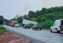 Caminhão derrapa e sai da pista no Anel Viário Ayrton Senna Caminhão-baú saiu da pista no Anel Viário Ayrton Senna