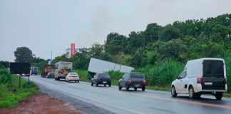 Caminhão derrapa e sai da pista no Anel Viário Ayrton Senna Caminhão-baú saiu da pista no Anel Viário Ayrton Senna