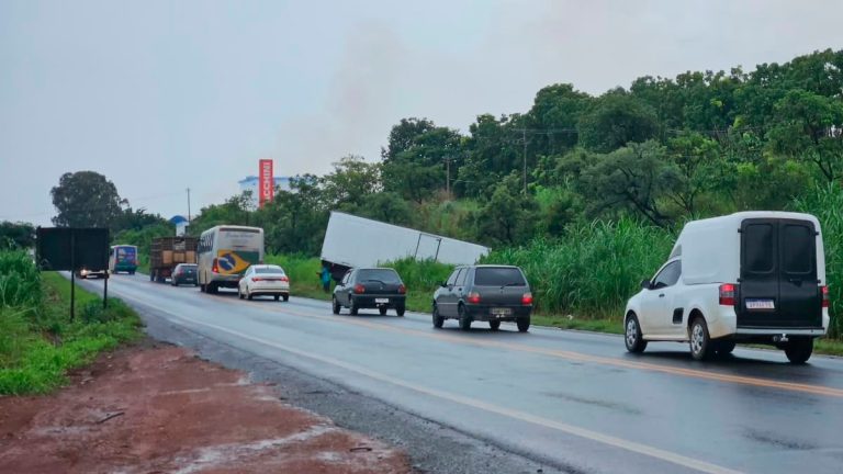 Caminhão-baú saiu da pista no Anel Viário Ayrton Senna