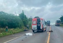Acidente fatal na BR-050: Motociclista morre após colisão com caminhão em Uberaba Local de acidente isolado com fita zebrada, viatura da Polícia Militar Rodoviária e cones de sinalização na rodovia AMG-2555