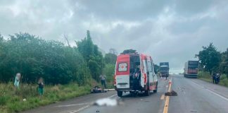 Acidente fatal na BR-050: Motociclista morre após colisão com caminhão em Uberaba Local de acidente isolado com fita zebrada, viatura da Polícia Militar Rodoviária e cones de sinalização na rodovia AMG-2555