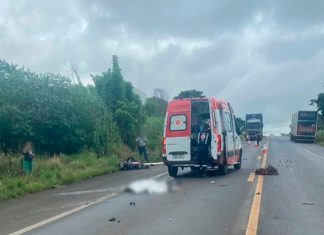 Acidente fatal na BR-050: Motociclista morre após colisão com caminhão em Uberaba Local de acidente isolado com fita zebrada, viatura da Polícia Militar Rodoviária e cones de sinalização na rodovia AMG-2555