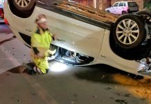 Acidente em Uberaba: Idoso colide com árvore e capota veículo Carro capotado após acidente com idoso em Uberaba