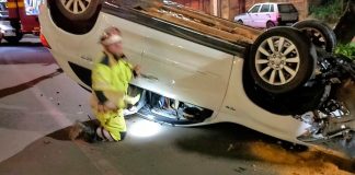 Acidente em Uberaba: Idoso colide com árvore e capota veículo Carro capotado após acidente com idoso em Uberaba