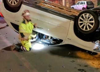 Acidente em Uberaba: Idoso colide com árvore e capota veículo Carro capotado após acidente com idoso em Uberaba