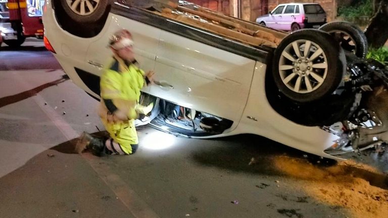 Carro capotado após acidente com idoso em Uberaba