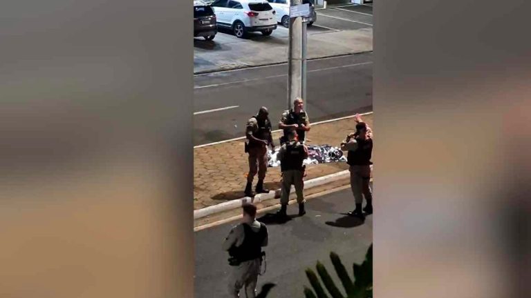 Acidente envolvendo motocicletas em Uberaba, com foco na cena do acidente
