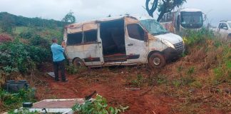 Acidente com transporte de trabalhadores termina com 9 feridos e um arremessado de van Van tombada às margens da rodovia MG-188 em Patrocínio, após acidente em pista molhada.
