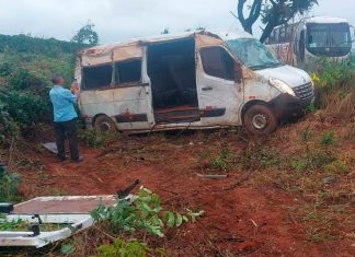 Acidente com transporte de trabalhadores termina com 9 feridos e um arremessado de van Van tombada às margens da rodovia MG-188 em Patrocínio, após acidente em pista molhada.