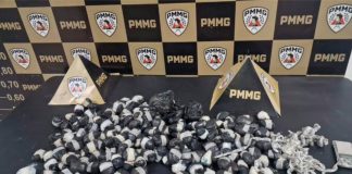 Polícia apreende mais de 2 mil porções de maconha no bairro Morada Nova Grande quantidade de porções de maconha embaladas, balança de precisão e materiais apreendidos pela Polícia Militar sobre uma mesa