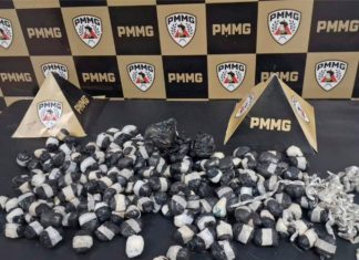 Polícia apreende mais de 2 mil porções de maconha no bairro Morada Nova Grande quantidade de porções de maconha embaladas, balança de precisão e materiais apreendidos pela Polícia Militar sobre uma mesa