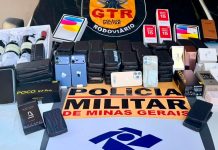 Polícia desarticula esquema de contrabando milionário e apreende 200 celulares Celulares iPhone e eletrônicos apreendidos escondidos dentro da lataria de um veículo Hyundai Creta