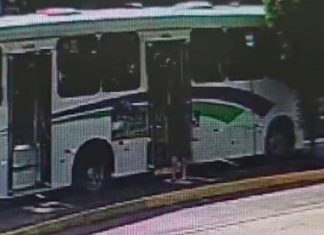 Idoso morre atropelado logo após desembarcar de ônibus em Patos de Minas Ambulância do Samu e viatura policial em atendimento na Avenida Tomaz de Aquino, em Patos de Minas, após acidente com ônibus.
