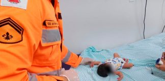 Heróis da Vida Real: Bombeiros salvam bebê de apenas 3 dias engasgado Bombeiros prestando atendimento de socorro a um bebê recém-nascido em viatura de resgate