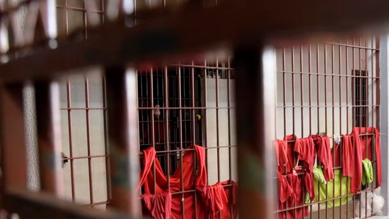 Detentos no pátio do Presídio Professor Jacy de Assis durante banho de sol