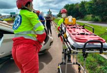 Acidente grave mobiliza equipes de resgate na BR-050 após carro capotar em Uberaba Veículo Fiat Mobi branco capotado com as rodas para cima no meio da faixa de rolagem da rodovia BR-050